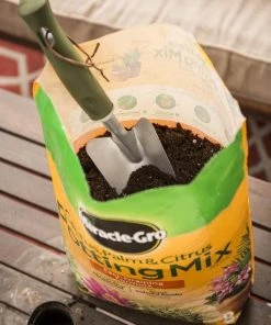 Miracle-Gro Soil & Soil Amendments 8-Quart Potting Soil Mix -SoilCraft Shop 05444617