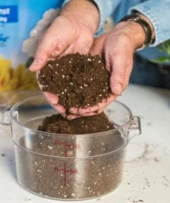 Miracle-Gro Soil & Soil Amendments Moisture Control 50-Quart Potting Soil Mix -SoilCraft Shop 08874039