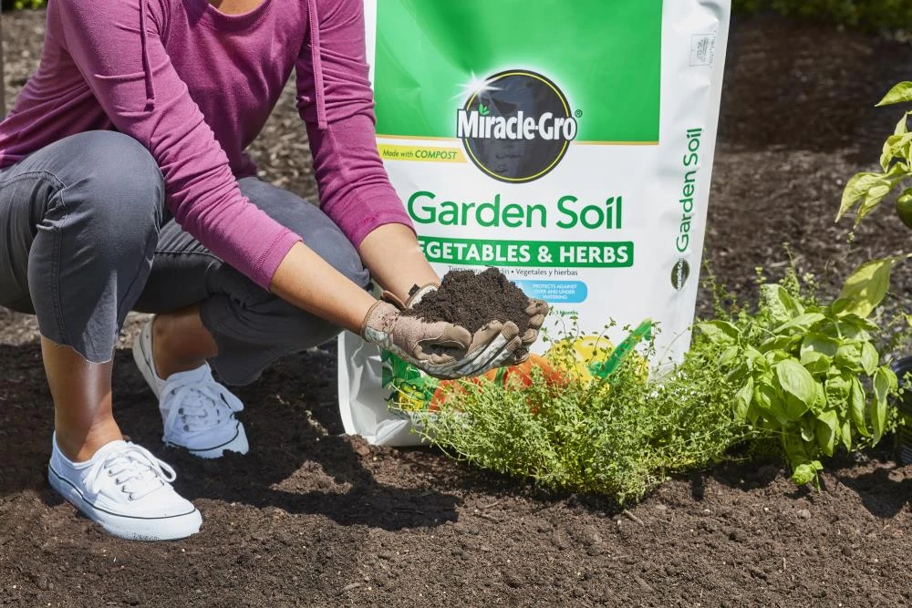 Miracle-Gro Soil & Soil Amendments 1.5-cu ft Garden Soil 3 Miracle-Gro Soil & Soil Amendments 1.5-cu ft Garden Soil - Image 3