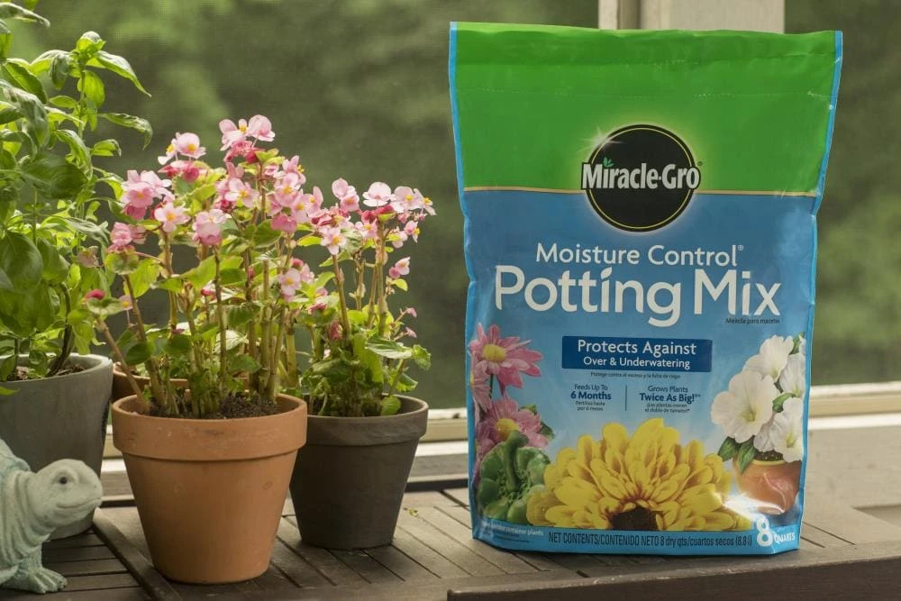 Miracle-Gro Soil & Soil Amendments 25-Quart Potting Soil Mix 4 Miracle-Gro Soil & Soil Amendments 25-Quart Potting Soil Mix - Image 4